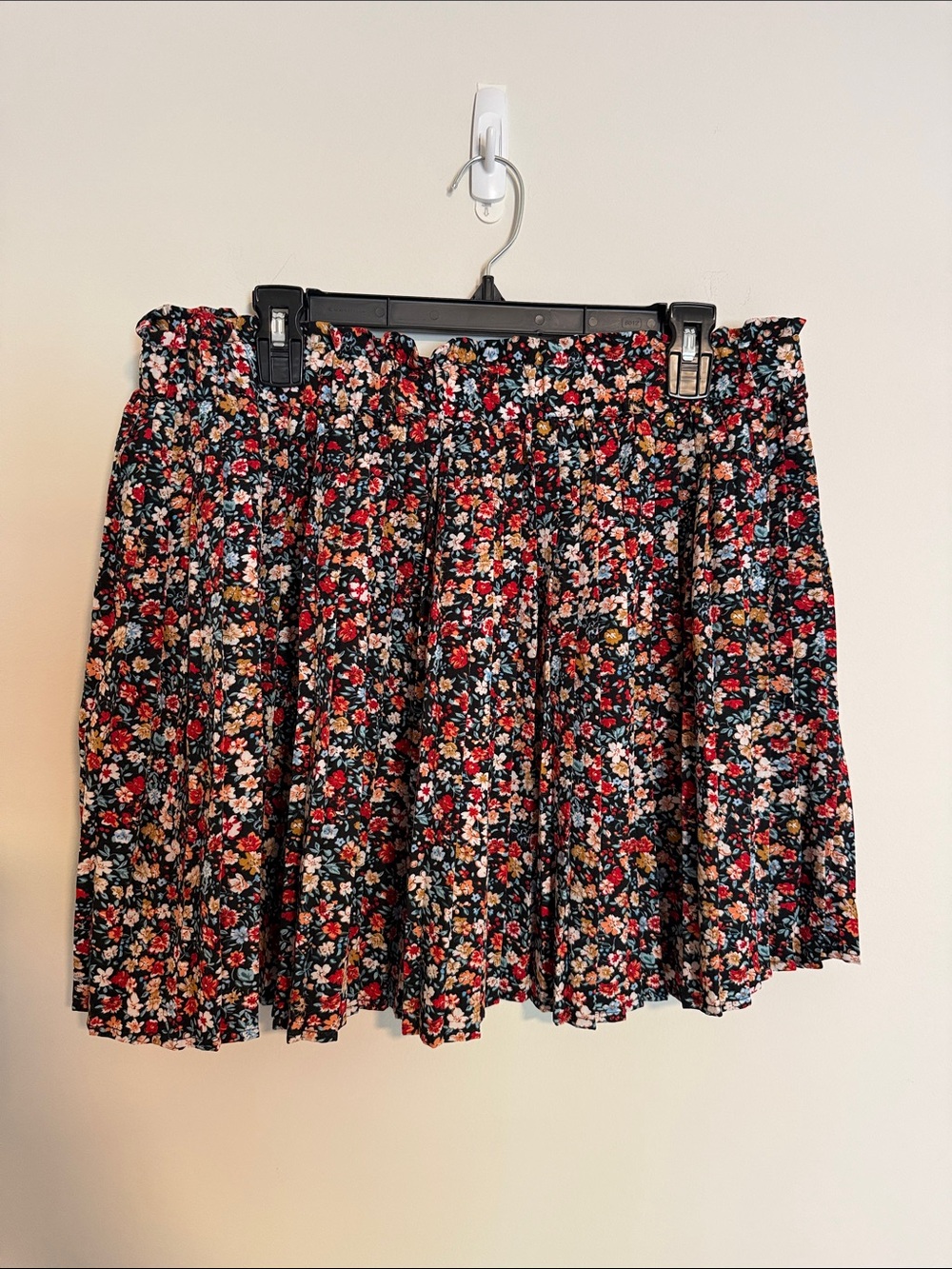 Black Floral Pleated Mini Skirt